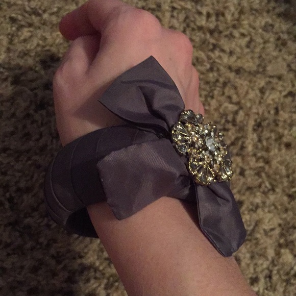 Gray bow bangle - Picture 2 of 4